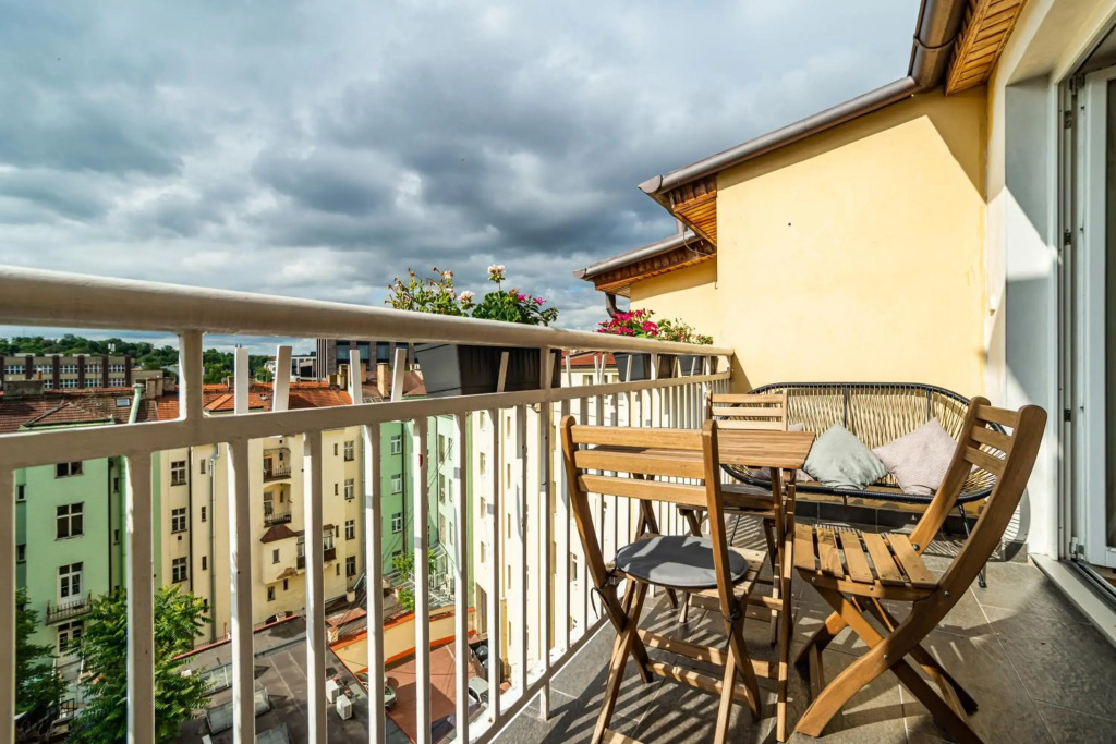 Central, Spacious, Modern 5 Bedrm duplex w/Balcony