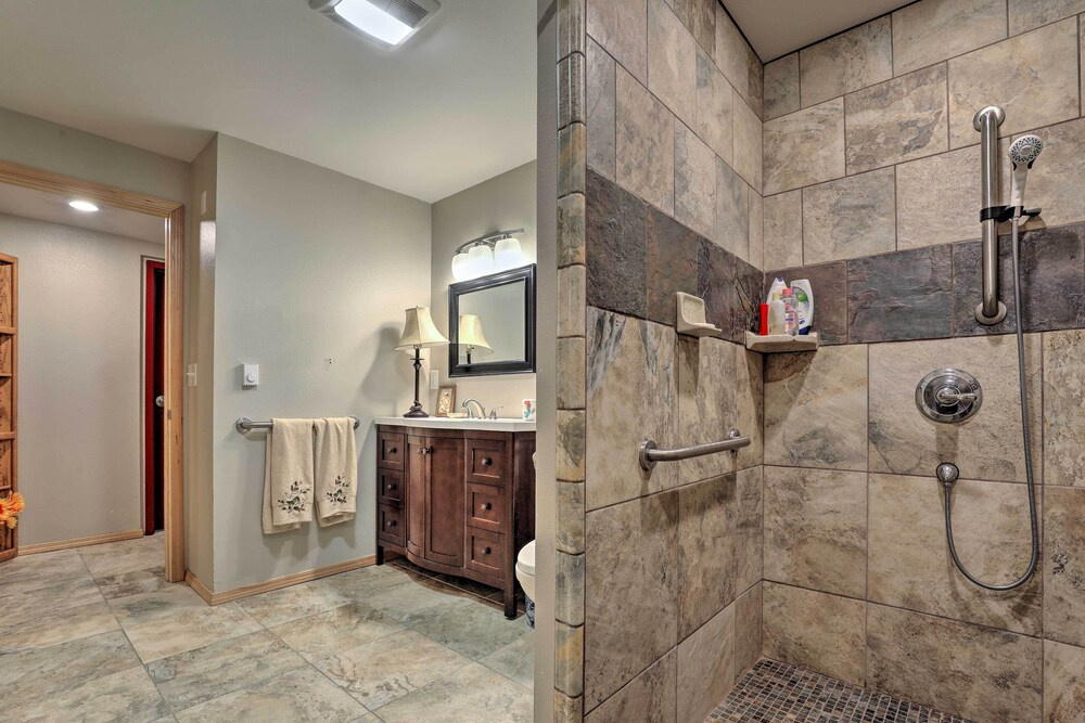 Quaint Juneau Apt w/ Scenic Mountain Surroundings