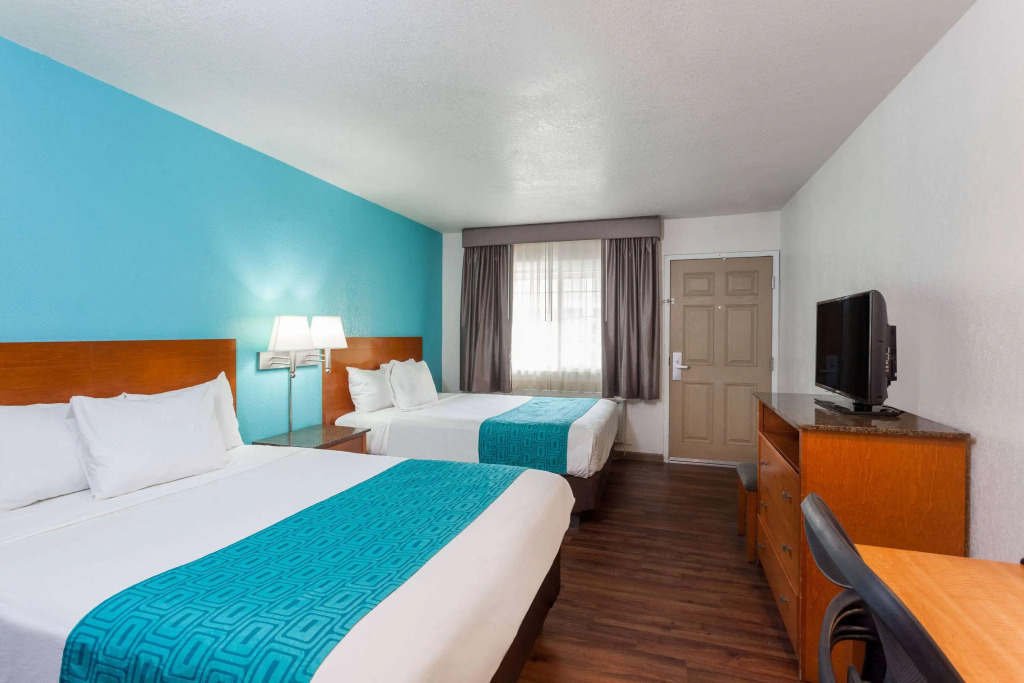 Howard Johnson by Wyndham National City/San Diego South
