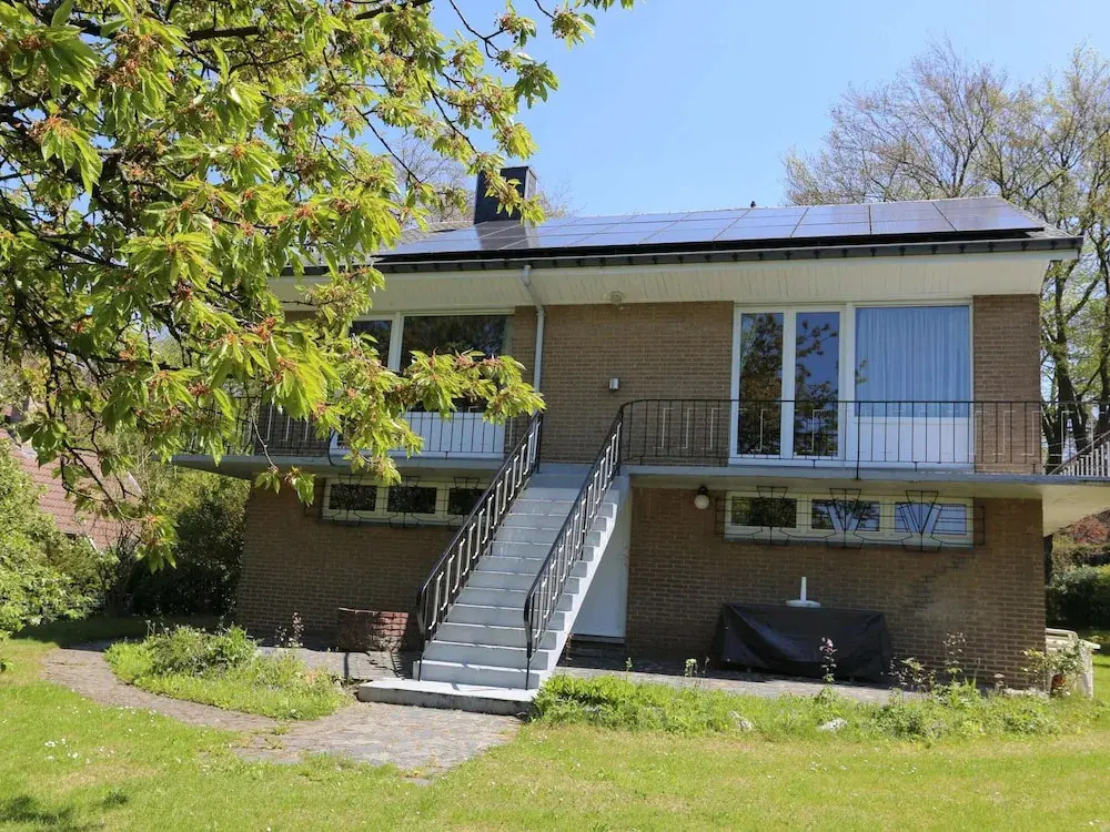 A Villa Between the Town Centre and the Forest