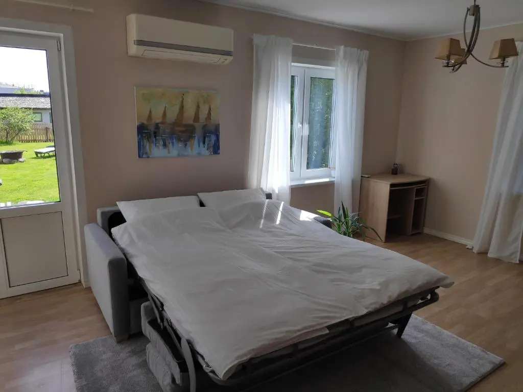 Sireli hubane maja oma aia ja kaminaga