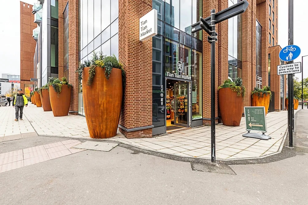 Modern North Acton Flat With City View