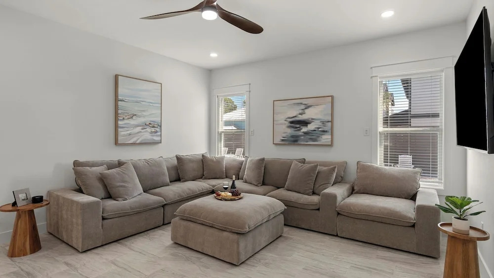 Woodland Shores by Avantstay Sleeps 22 Massive Pool + Spa Golf Cart + Game Room + BBQ Near Seaside