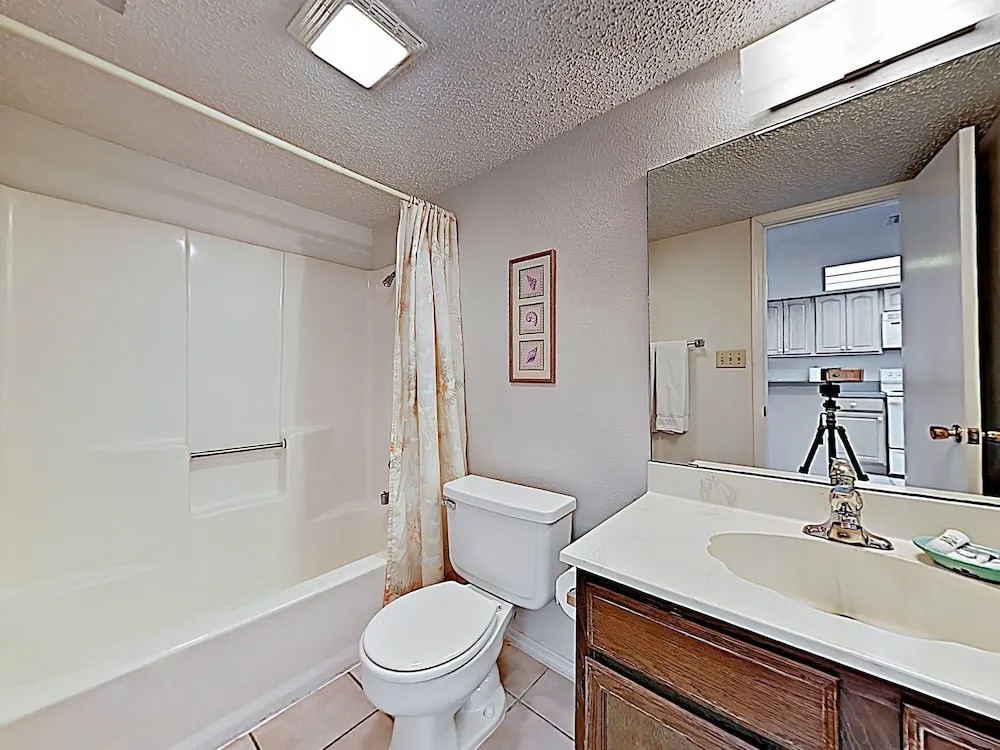 New Listing! Beautiful 8th-floor W/ Balcony 2 Bedroom Condo
