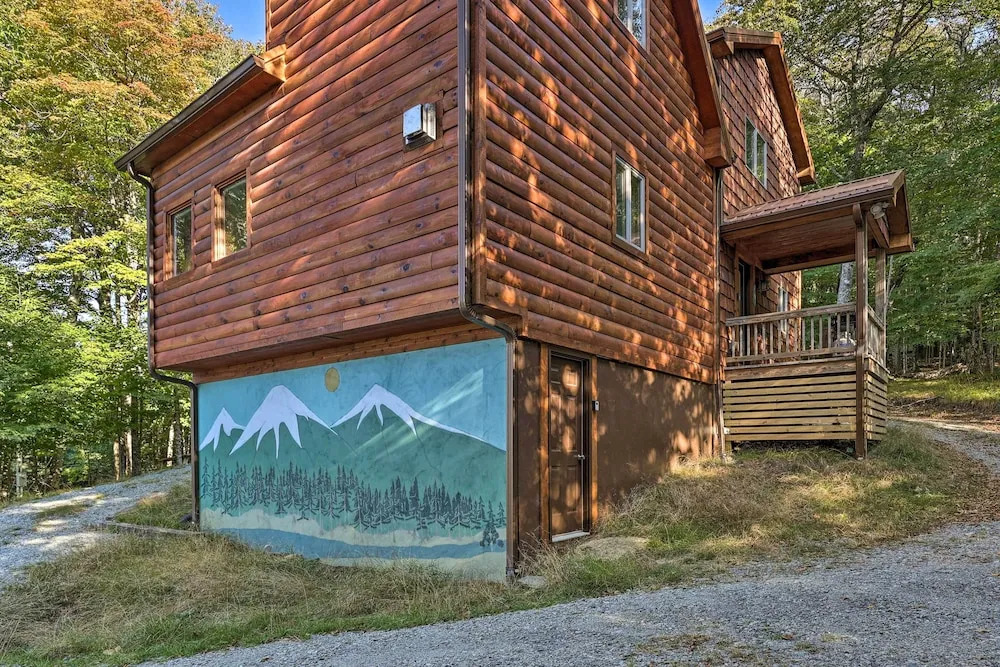 2 Mi to Beech Mtn Resort: Cabin w/ Deck & Grill!
