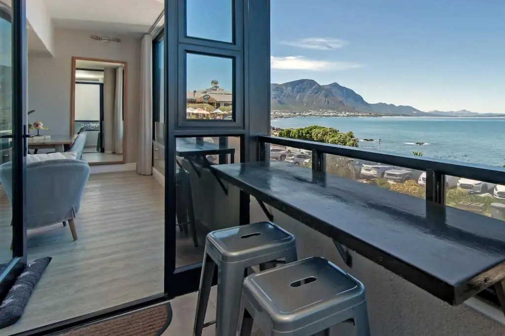 Marine Court 5 by BACK IN TOWN - 2Bedroom Ocean-facing Apt in Hermanus Centre