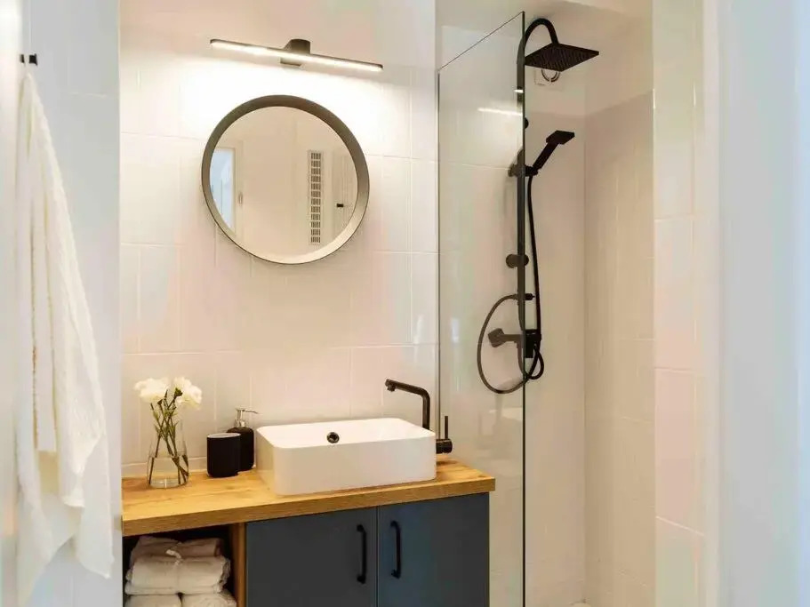 Bright 2BR Apartment - Top Location - City Balcony
