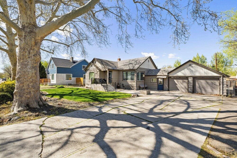Spacious Family Home w/ Garage Game Room & Office!