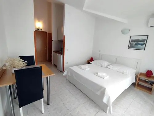 Apartments and Rooms Saric