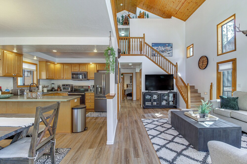 Pet-friendly Cabin w/ Fire Pit in Pinetop!