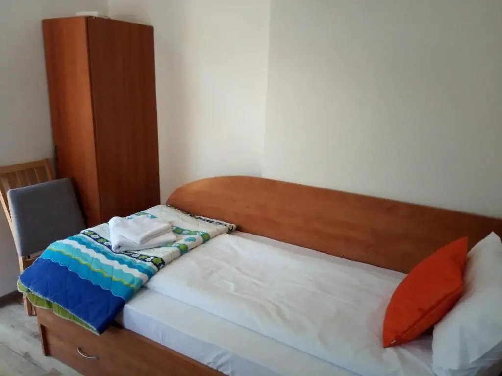 Central Bohemian House/Garden/-5 bedrooms, 3 Baths