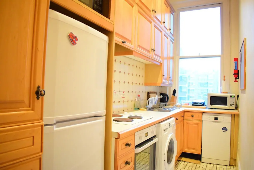 Kensington 2 Bedroom Flat With Balcony