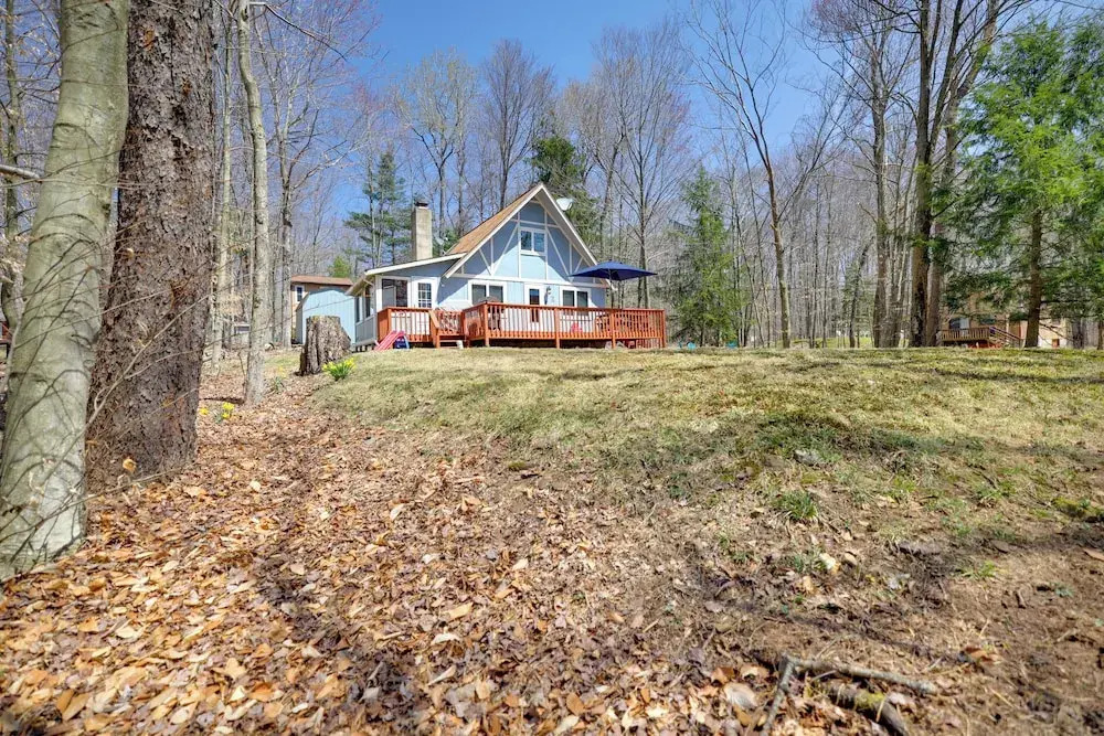 Walk to Beach: Pocono Lake Cabin w/ Pool Access!