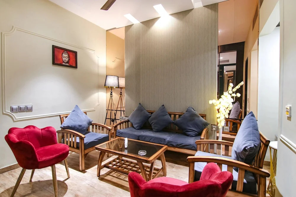 Fabhotel Prime K9 Crown