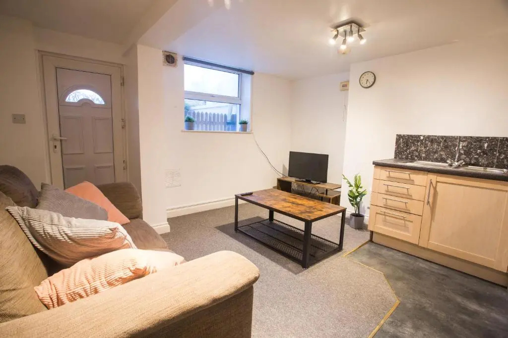 Flat 1, 4 Warden Rd