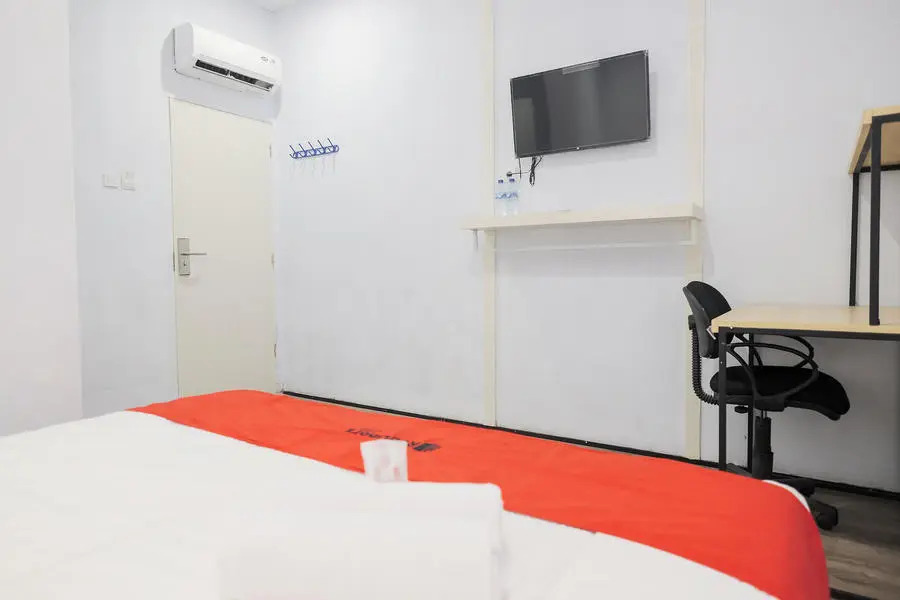 RedDoorz at CBD Polonia Medan