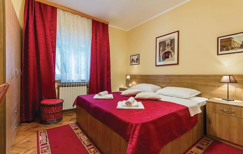 Amazing Home in Pjescana Uvala with Hot Tub, WiFi & 2 Bedrooms
