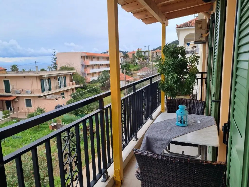 Makis Studios & Apartments