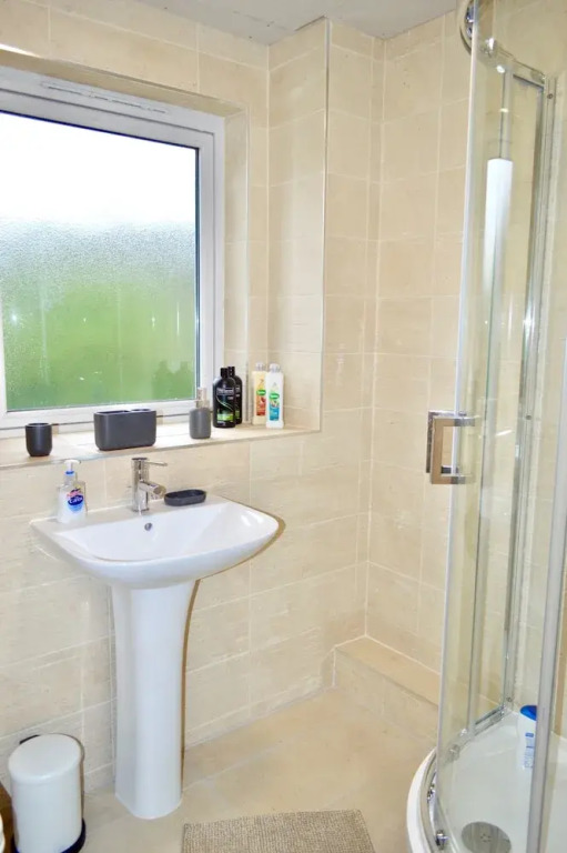 Spacious and Light 3 Bedroom Flat in Scenic Canonmills