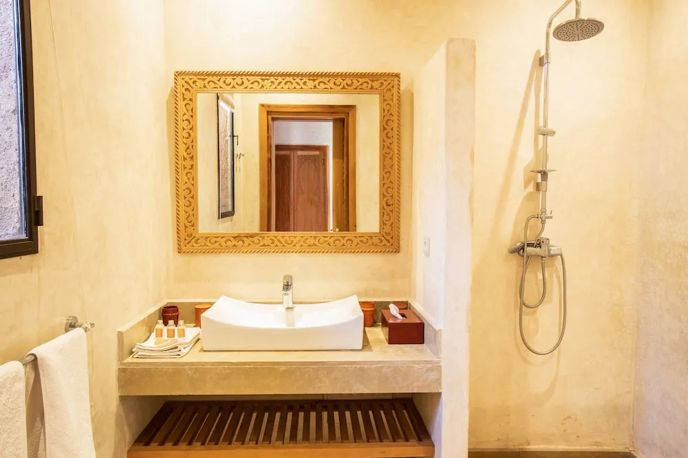 Lankah - Authentic villa with private heated pool close to city center