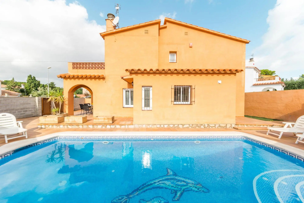 Gemma in L'Escala with 4 bedrooms and 3 bathrooms