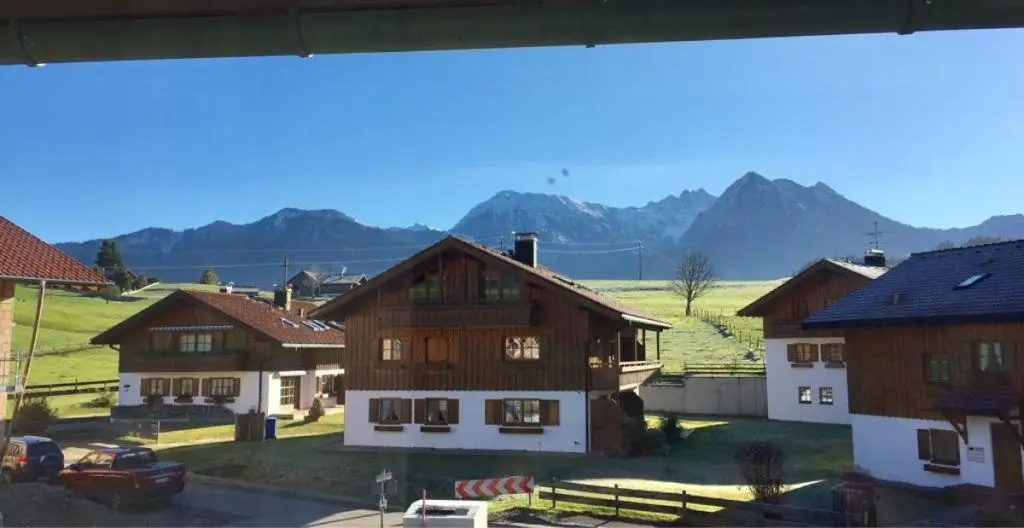 Wintertraum im Allgäu Alpine und Deluxe Sonnenwinkel, 4 Sterne Klassifiziert, WLAN gratis, großer Balkon mit Bergsicht, ruhig und doch zentral gelegen, tolle neu renovierte Ferienwohnung mit separaten Schlafzimmer, Brötchenservice, Hunde auf Anfrage