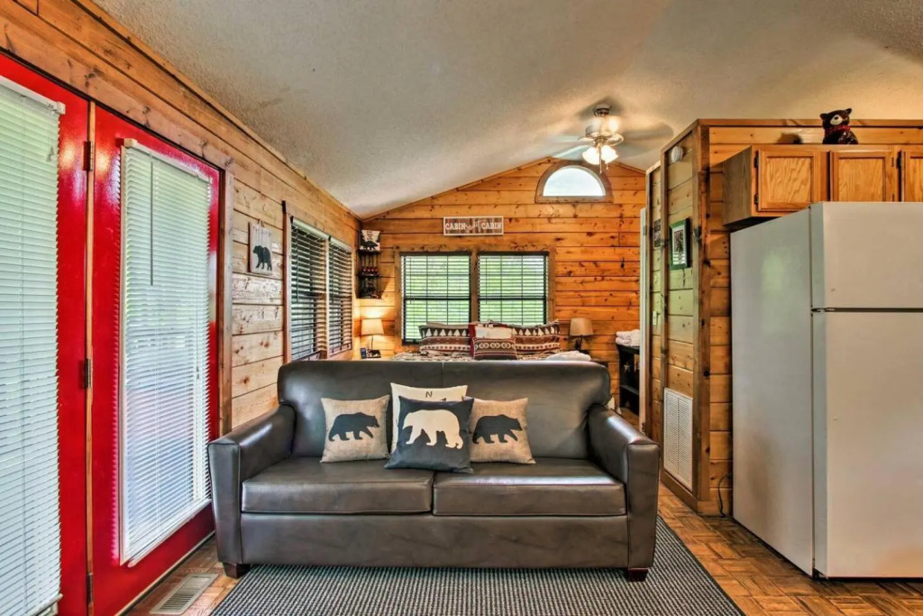 River Rush- Cozy Riverfront Cabin 5 Mi to Pigeon Forge