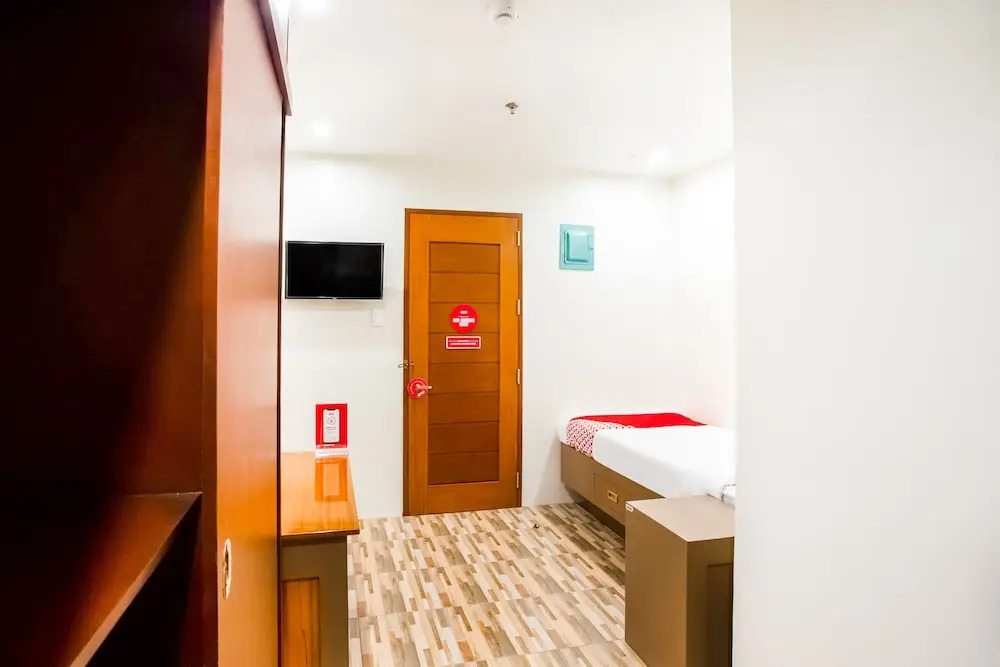 Deck 360 Dormitel by OYO Rooms