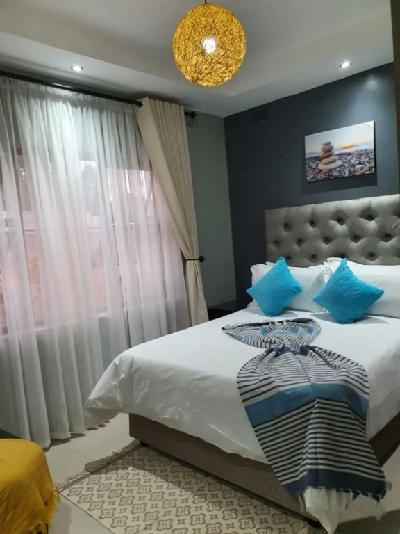 Posh 3 bedroomed guesthouse in Hillside with pool - 2039