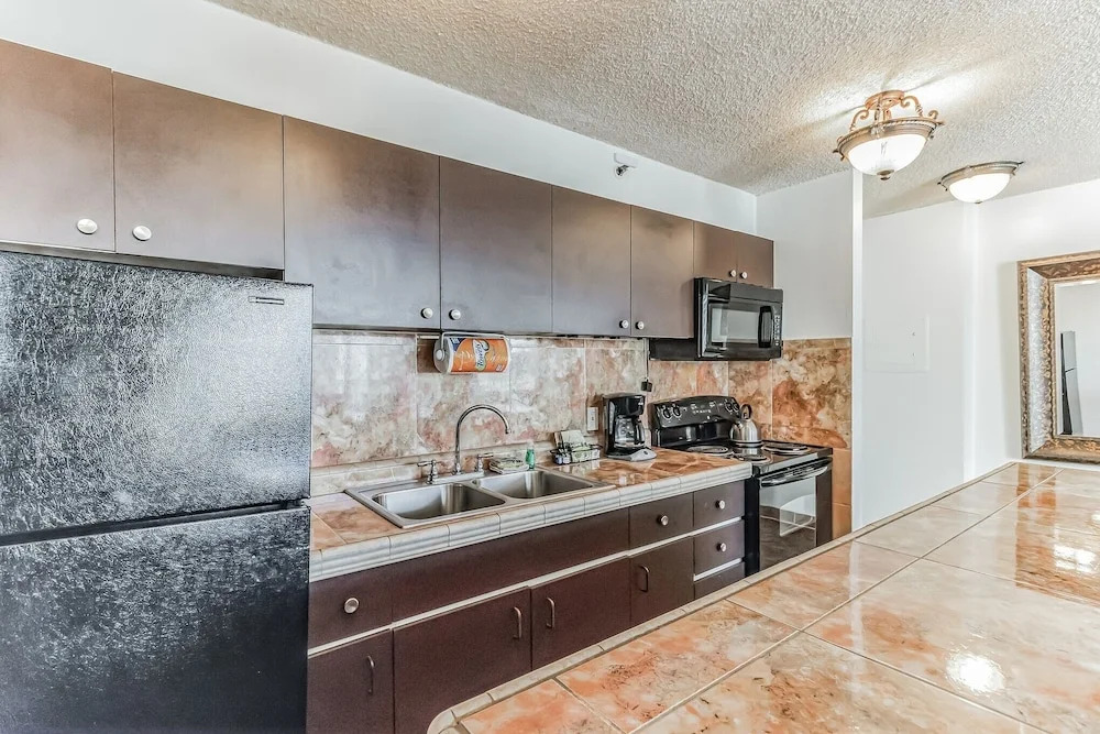 19th Floor Condo with Lanai & Sea Views - FREE Parking!