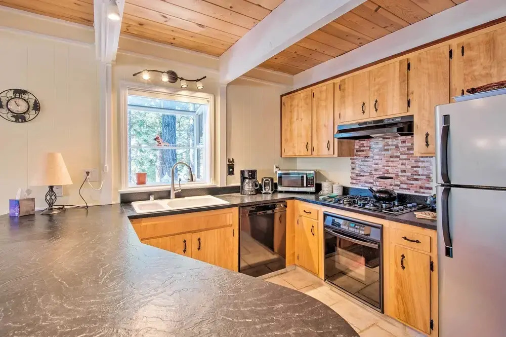 South Lake Tahoe Home w/ Deck & Mountain View!