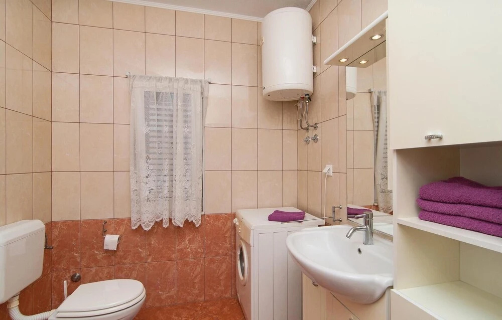 Amazing Home in Okrug Gornji With Wifi and 2 Bedrooms