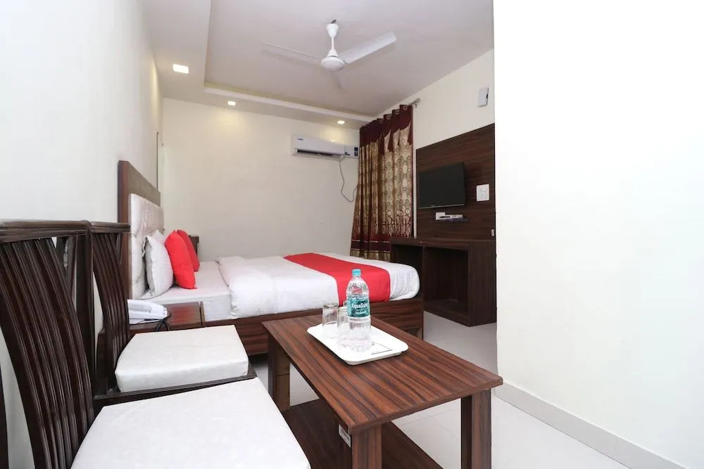 OYO 28646 Hotel Golden Heart