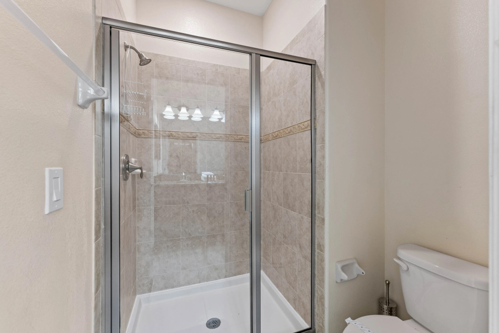 5 Bedrooms 4 Bathrooms Storey Lake 4819 Ct