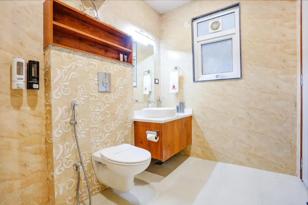 FabHotel Golf Luxury- 10 Min From Sector 42-43 Rapid Metro Station