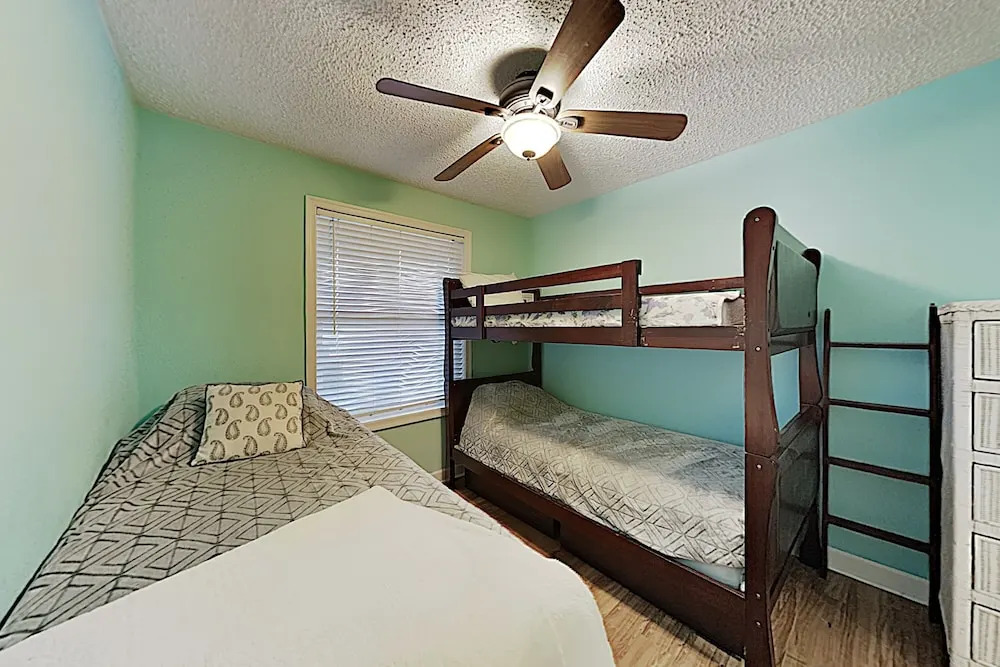 New Listing! Downtown : Walk To Beach & Bay 2 Bedroom Condo