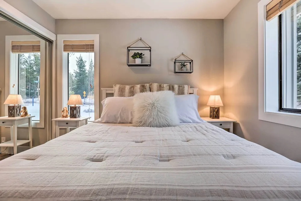 Modern Sunriver Home w/ Hot Tub: Ski, Hike & Bike!