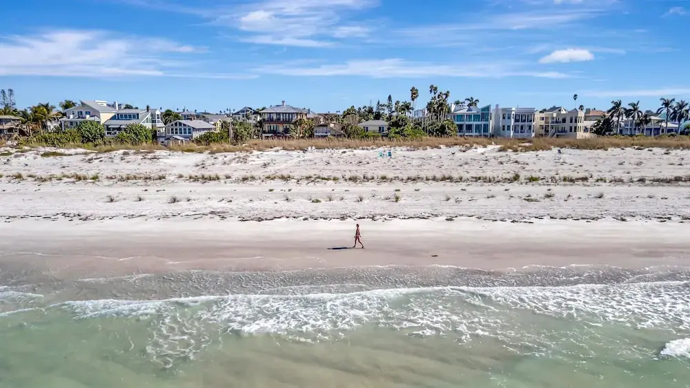 Snowbirds in Luxury 60 Second Walk to the Beach