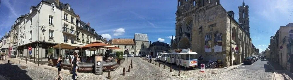 Logis du Parvis ***Face Cathédrale/in front of the Cathedral***