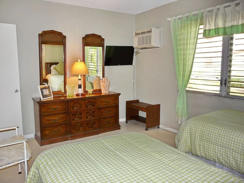 Idyllic Condo With Brief Walk to Beach and Restaurants