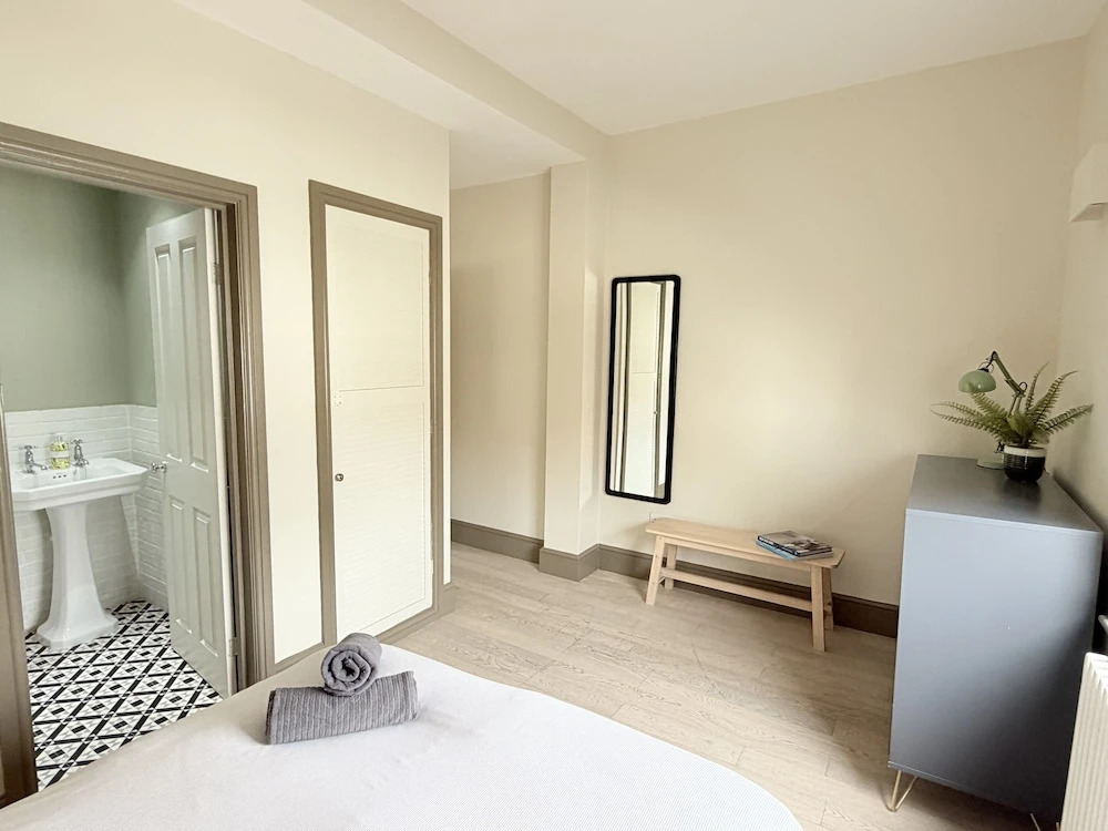 Cosy one bedroom apartments with free evening parking