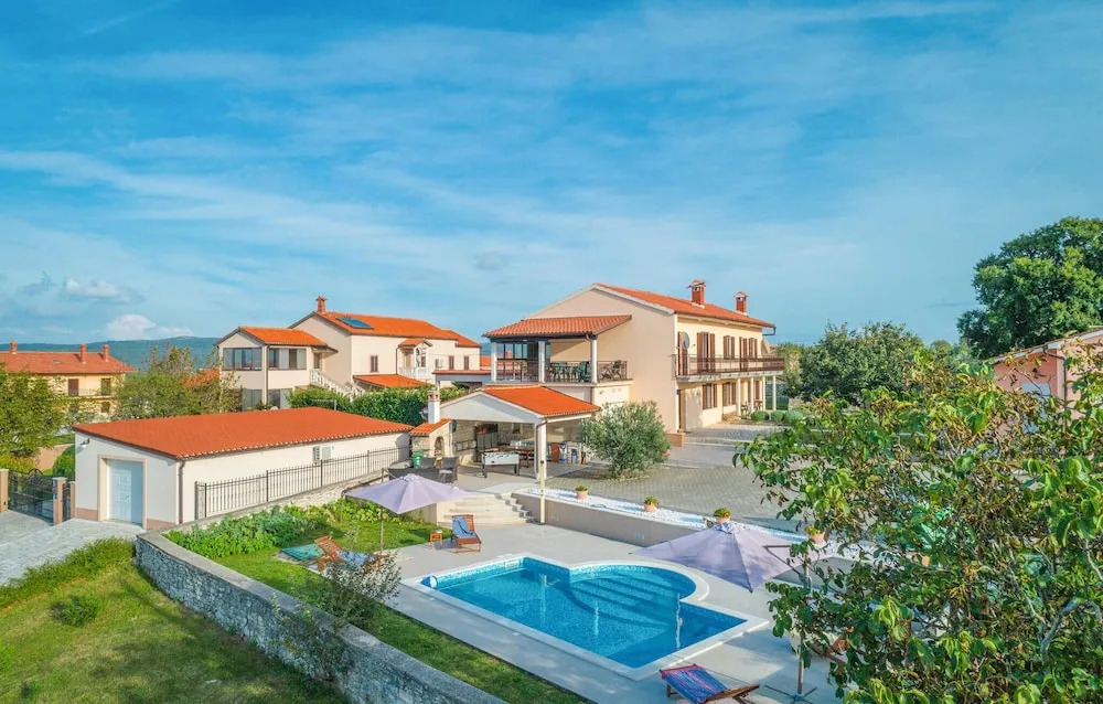 4 Bedroom Lovely Home In Hrboki