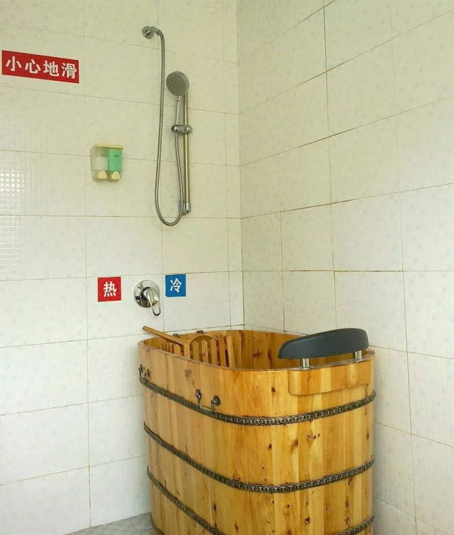 Urba Jinxiang Hotel (Baoti Subway Women and Children Store)