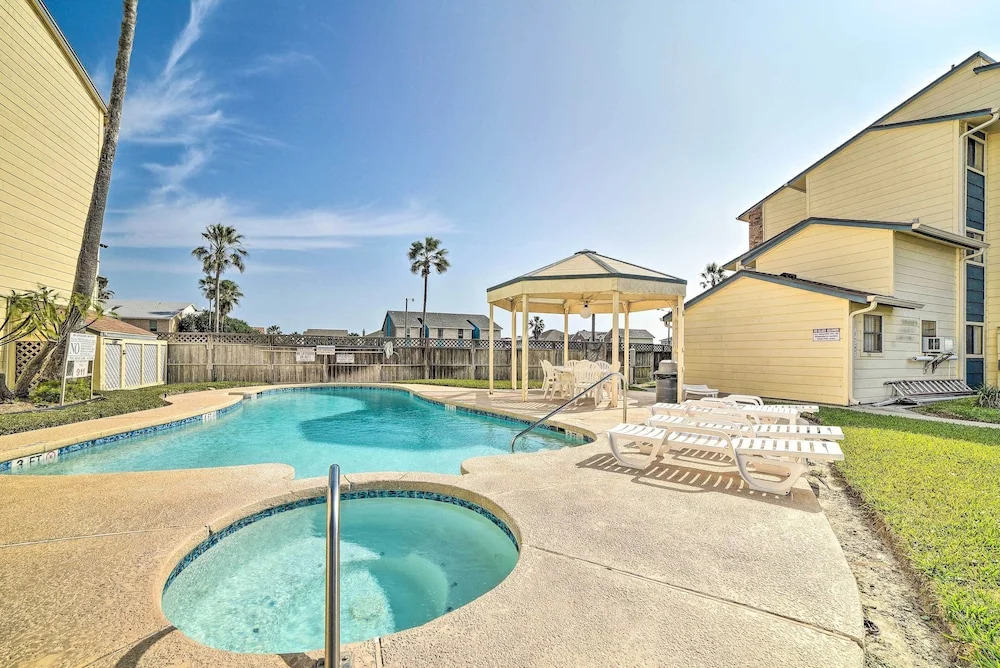 Waterfront Luxury House: Dock, Fire Pit & Fishing