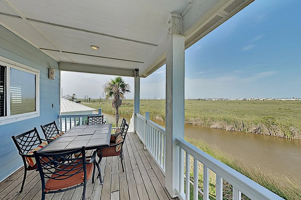 Modern Beach W/ Gourmet Kitchen & 2 Pools 3 Bedroom Home