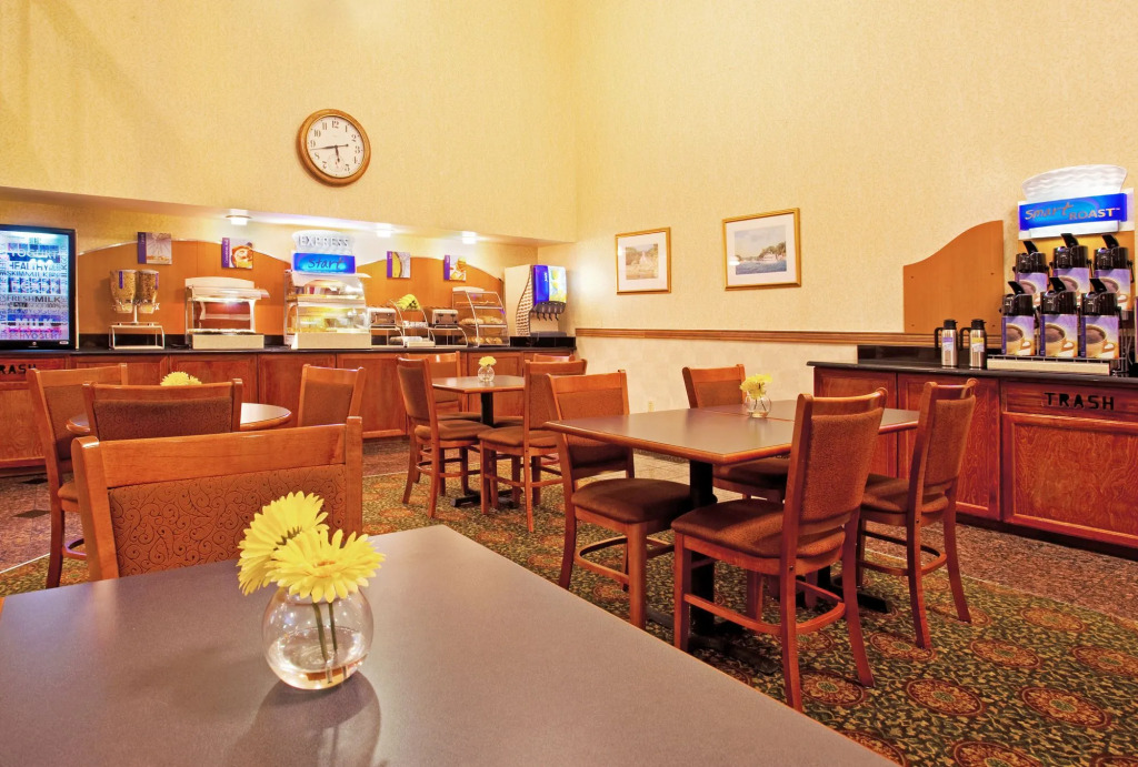 Holiday Inn Express Grand Rapids Airport North by IHG