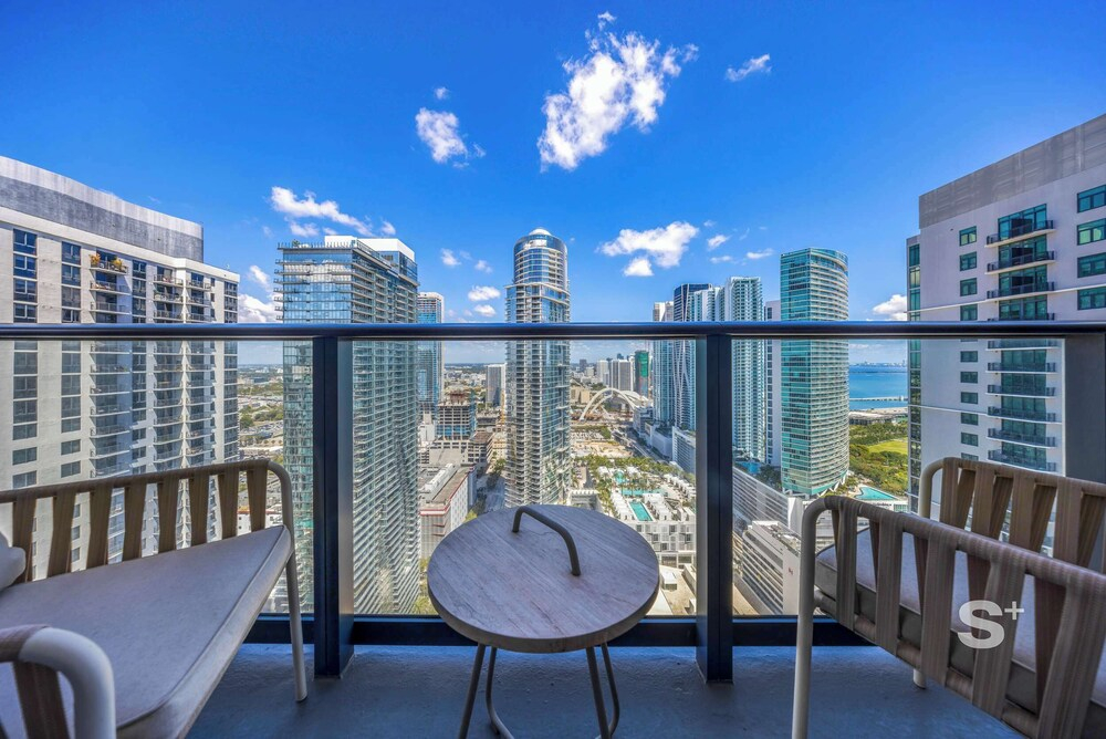 2-BD Condo in DTW Miami - City Views