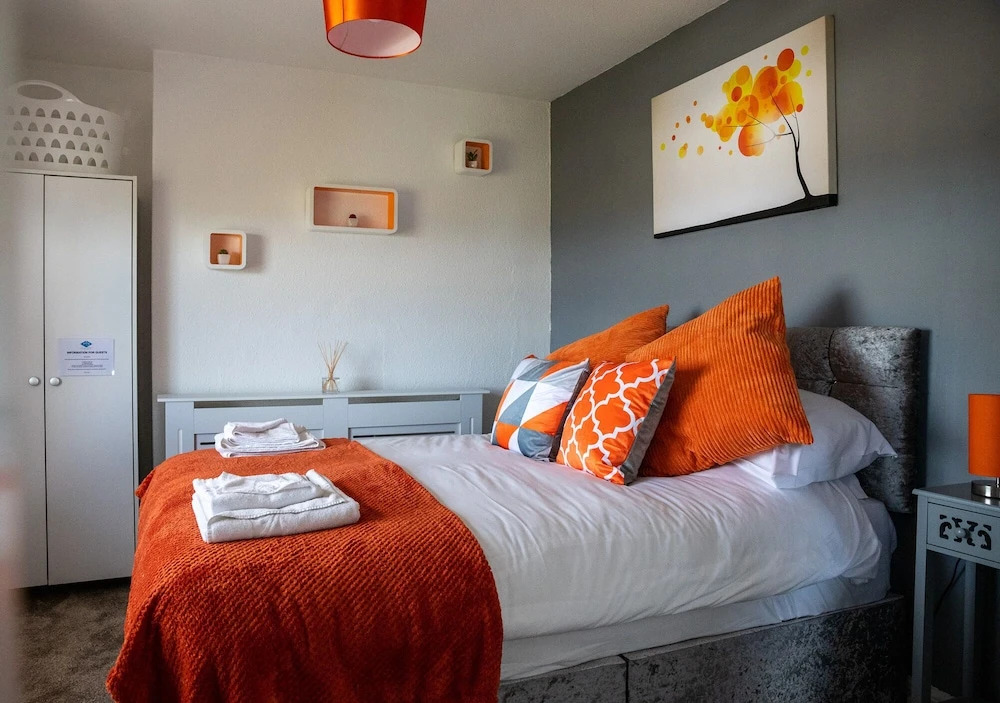 Park up and Relax in Designer 2bd apt - Sea Views