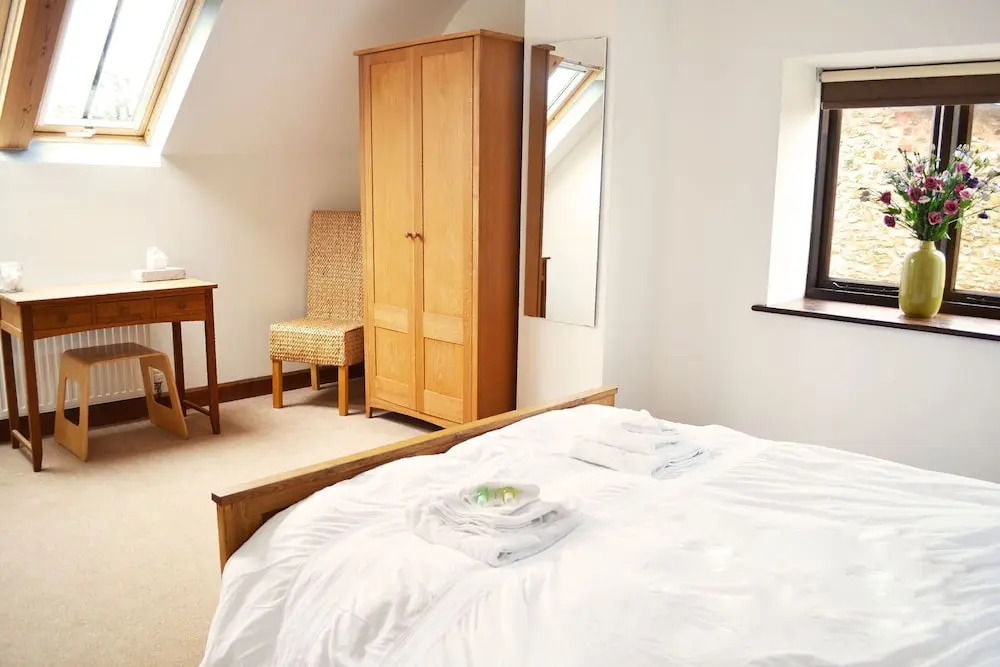 Beautifully converted 400-year-old threshing barn. Pet-friendly.