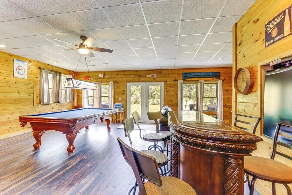 Riffle Run Cabin: River Access, Hot Tub, Game Room